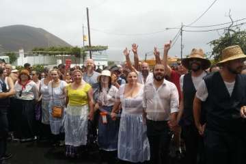  Baño de autoridades en las bodas de oro de la Traída del Agua (Foto TA)